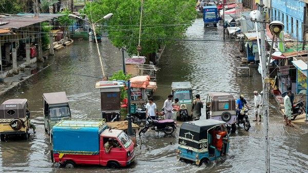 أضرار واسعة خلفتها الأمطار الغزيرة في عدة مدن بباكستان