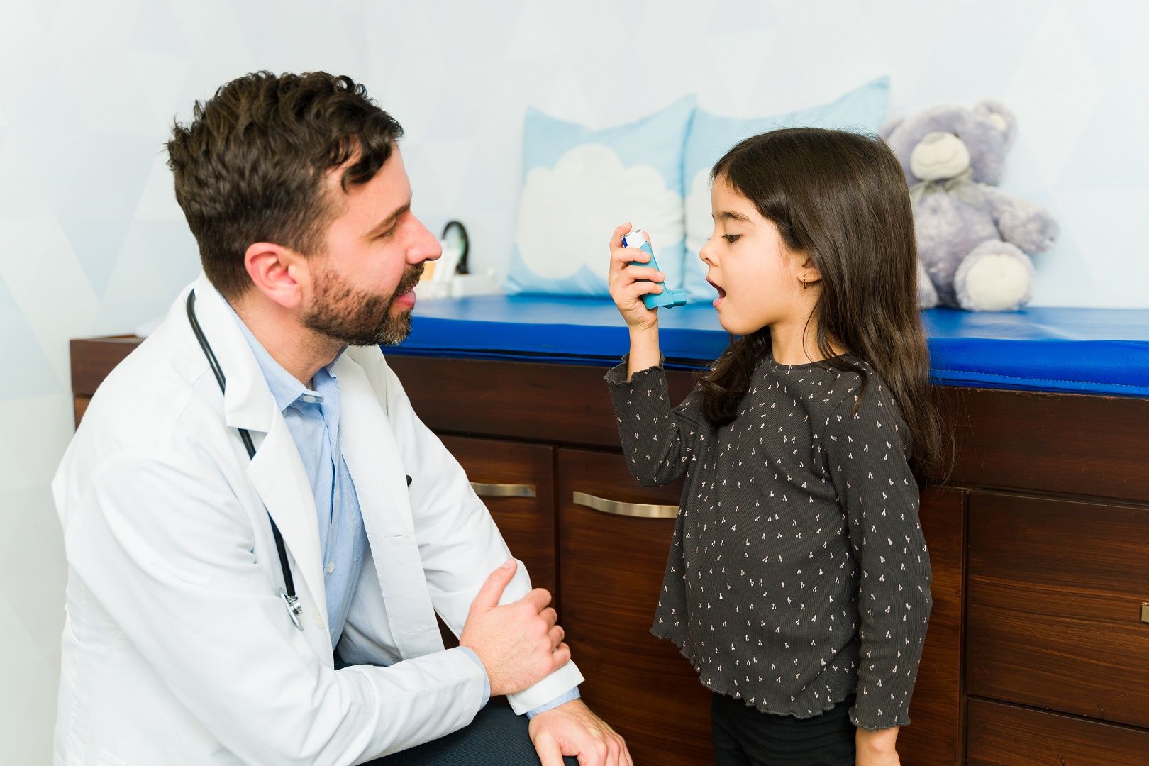 سعال الطفل حتى التقيؤ.. تعرفي إلى أسبابه وأعراضه وكيف يمكن علاجه؟