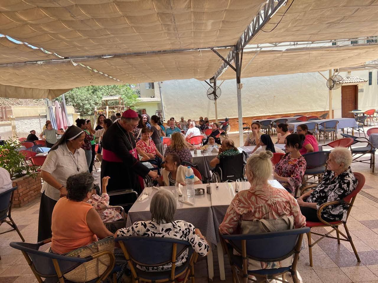 مطران الكنيسة اللاتينية بمصر يشارك فى استقبال نزلاء دار السيدة العذراء لراهبات سيدة الآلام