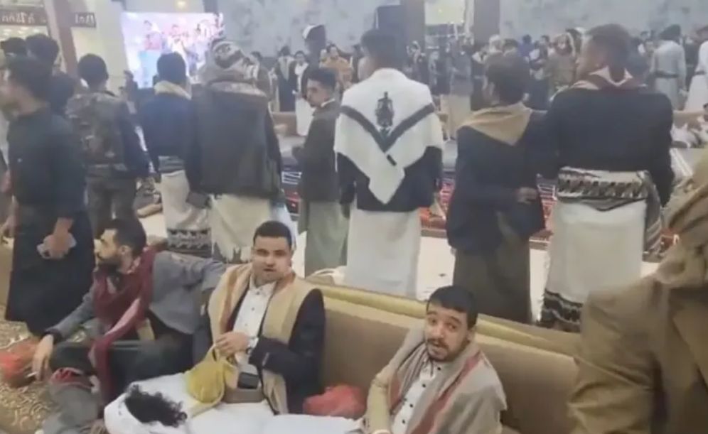 شاهد رد فعل "المداني" وحوثيون معه ...بينما وقف الجميع احتراما للنشيد الوطني