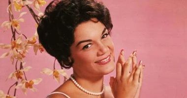 وفاة مغنية Pretty Little Baby عن عمر ناهز 87 عامًا