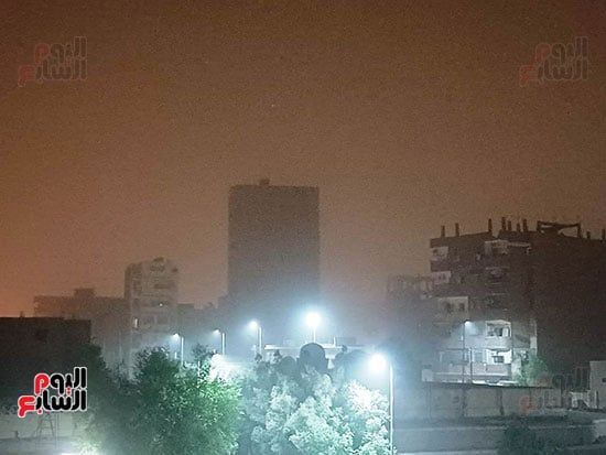 عاصفة ترابية تضرب أسوان فجرًا.. والأرصاد تحذر من أمطار رعدية (صور)