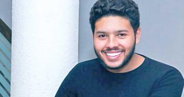 محمد شاهين يطرح خلال أيام أول أعماله الغنائية بعد الزواج.. أغنية "غمزة"