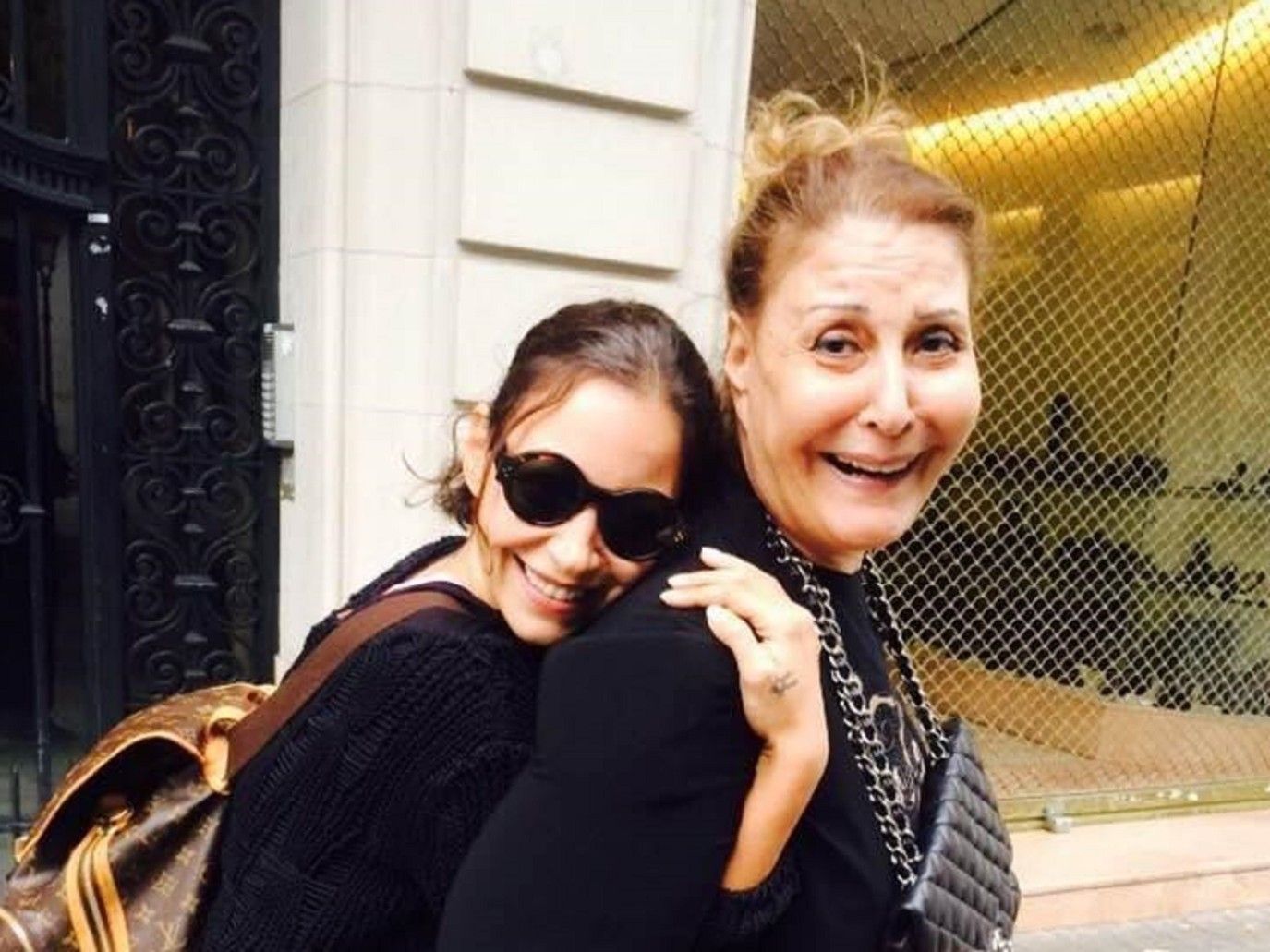 أول تعليق من منة شلبي على شائعة وفاة والدتها زيزي مصطفى