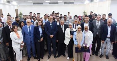 وزير العمل يسلم شهادات اجتياز دورة مهنة "المَسّاح العام" لخريجى وطلبة قسم الجغرافيا