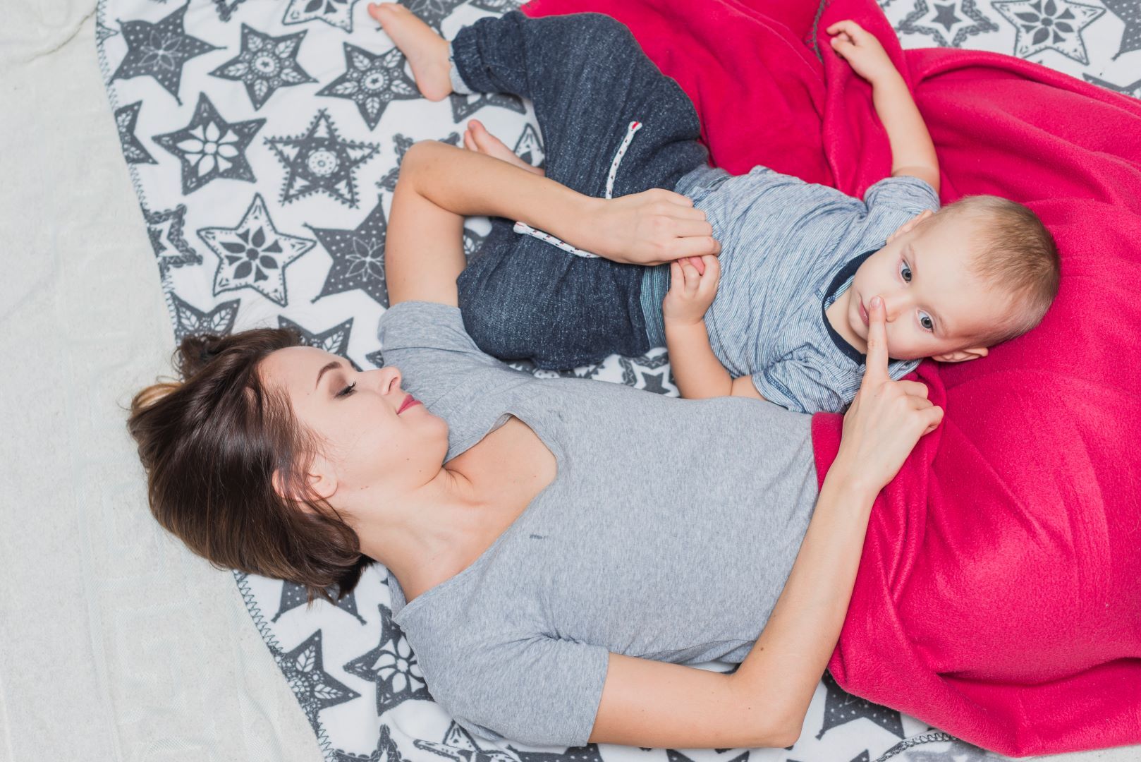 كيف تستغلين الهمس لطفلك أثناء نومه لتقويم سلوكه؟