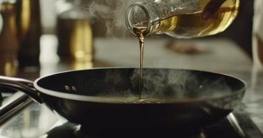 تناول زيت عباد الشمس بهذه الطريقة يؤثر سلبا على قلبك