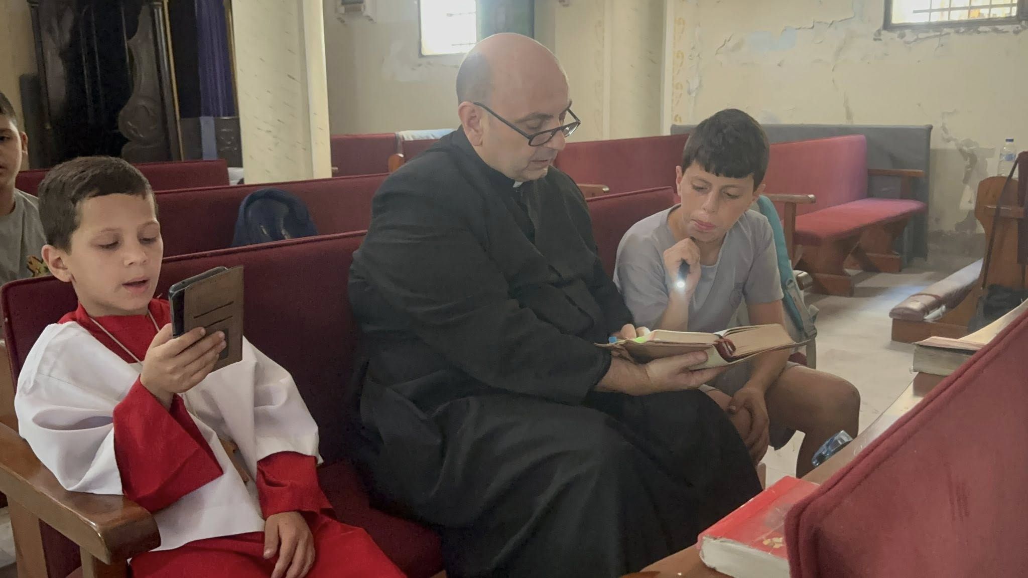 دموع غزة.. حكاية صورتين لراعى كنيسة ترويها جراح قصف الاحتلال الإسرائيلى