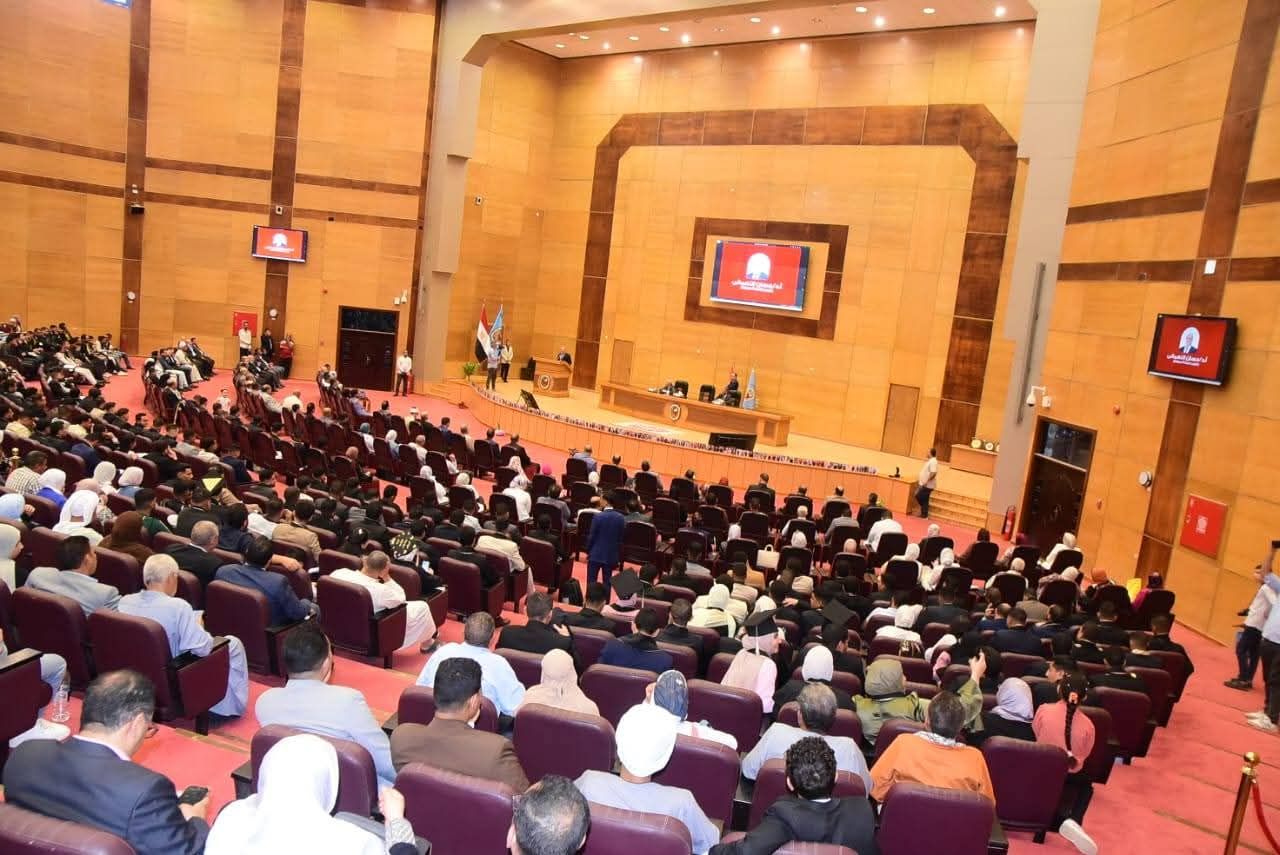 نقيب المهندسين يشهد حفل تخرج دفعة جديدة من خريجى كلية الهندسة بجامعة سوهاج