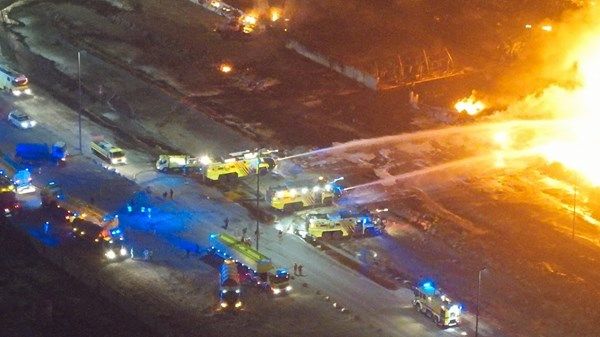 السيطرة الكاملة على حريق ضخم في مصنع في رأس الخيمة