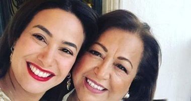 منة شلبي وياسر جلال ينعيان والدة هند صبري بكلمات مؤثرة