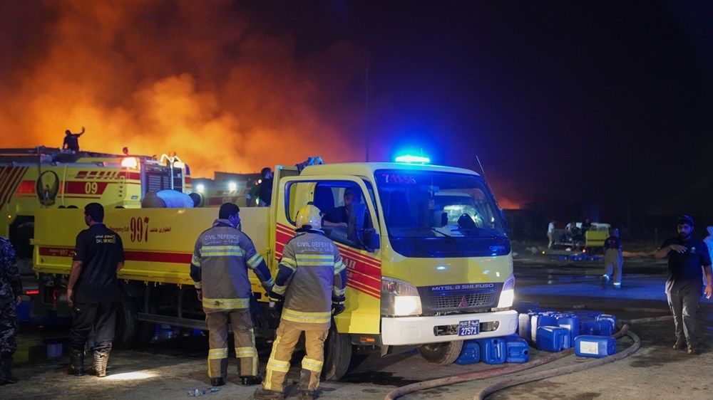 السيطرة الكاملة على حريق ضخم في مصنع في رأس الخيمة