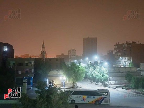 عاصفة ترابية تضرب أسوان فجرًا.. والأرصاد تحذر من أمطار رعدية (صور)