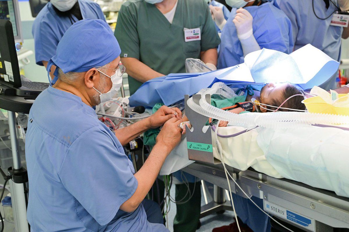 بدء عملية فصل التوأم الملتصق السعودي.. صور