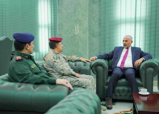 الرئيس الزُبيدي يشدد على أهمية تعزيز التنسيق العسكري والأمني لحفظ الأمن والاستقرار