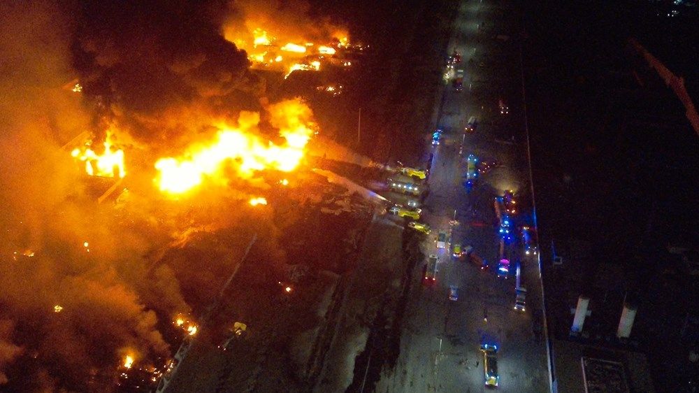 السيطرة الكاملة على حريق ضخم في مصنع في رأس الخيمة