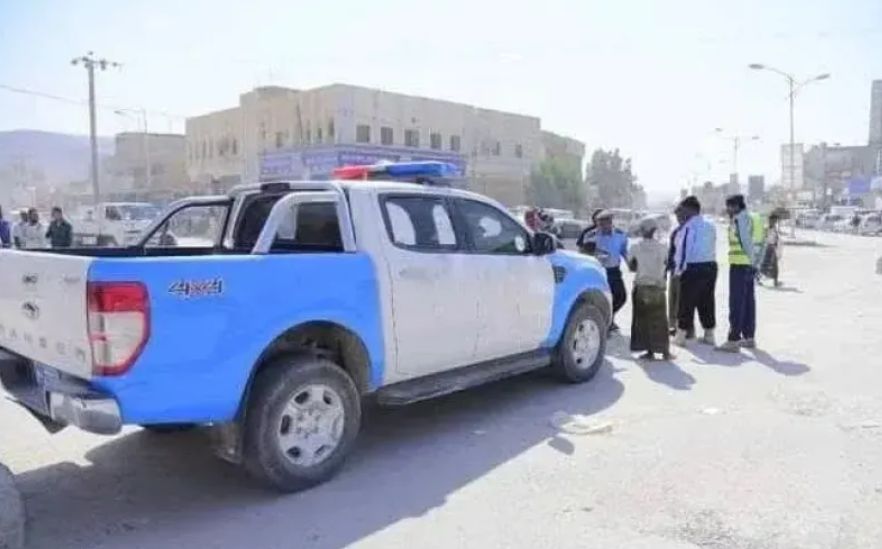 عند تفتيشها كانت المفاجأة...دورية أمنية تشتبه في سيارة على متنها شخصين شرقي اليمن