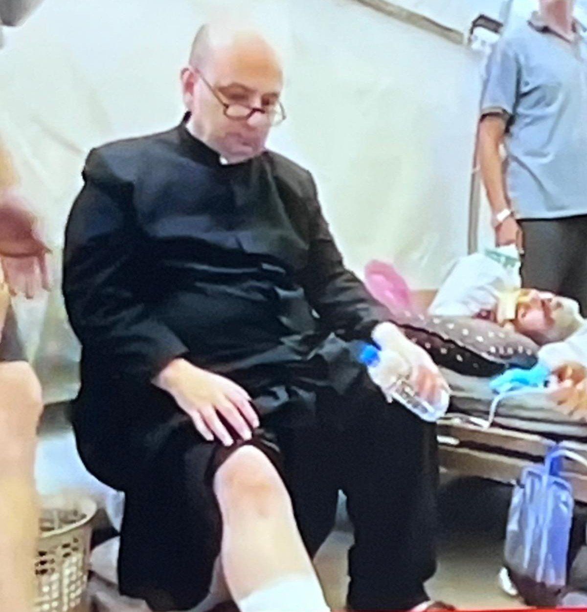 دموع غزة.. حكاية صورتين لراعى كنيسة ترويها جراح قصف الاحتلال الإسرائيلى