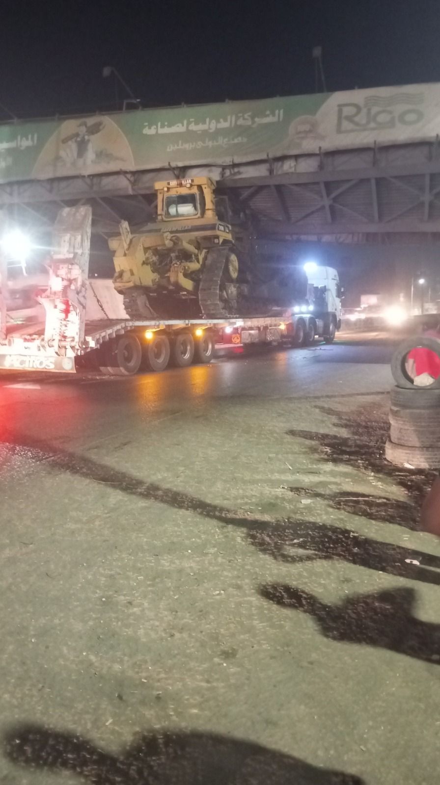 سقوط جزئى لكوبرى مشاة بطوخ بعد اصطدام سيارة نقل به على الطريق الزراعى.. صور