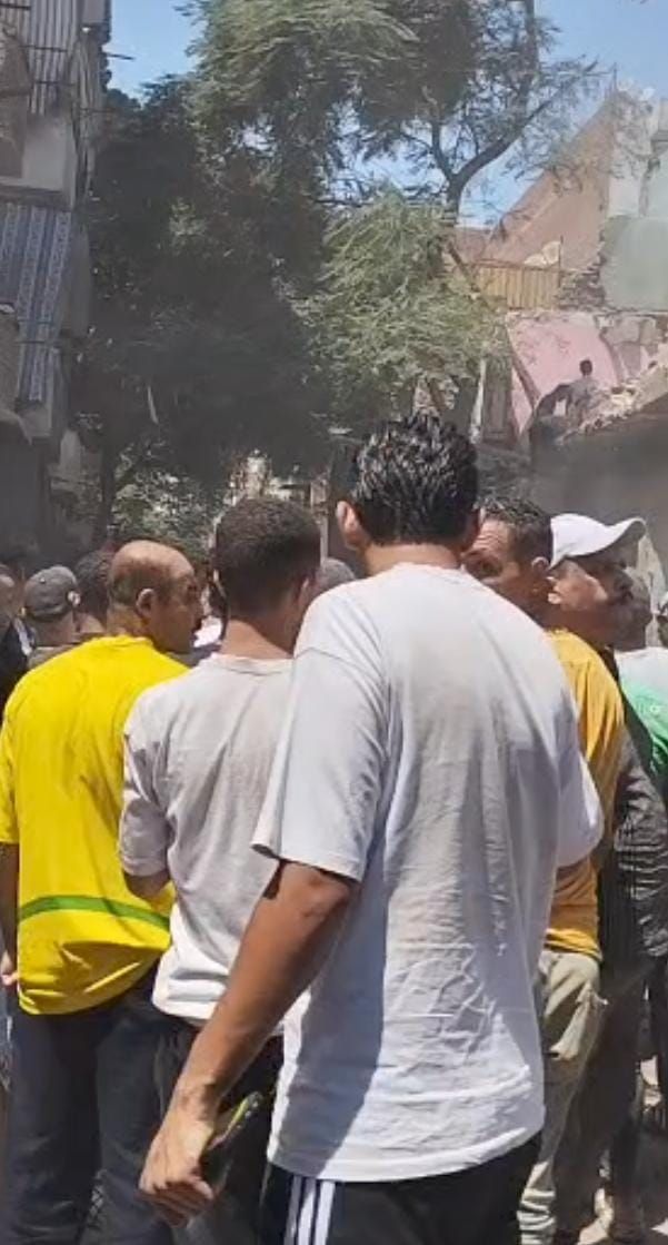 استكمال عمليات البحث عن مفقودين بعقار شبرا المنهار