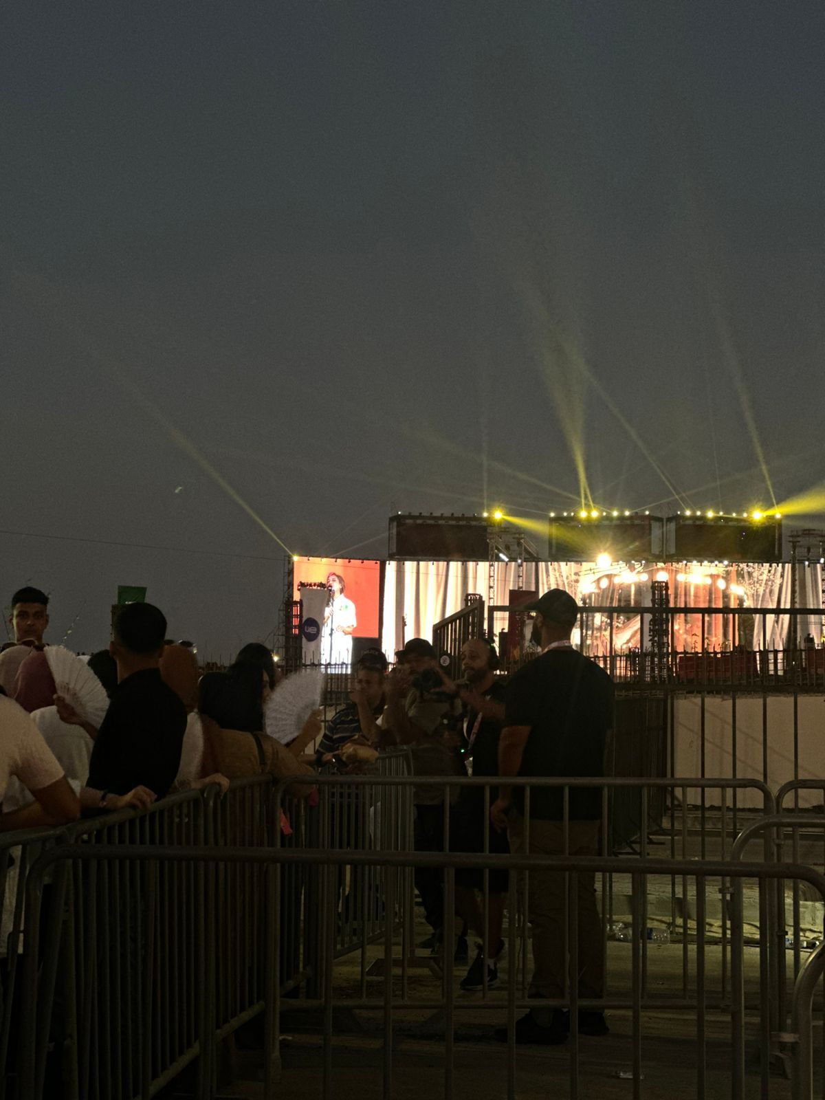 توافد الجمهور على بوابات الدخول قبل حفل أنغام بمهرجان العلمين (صور)