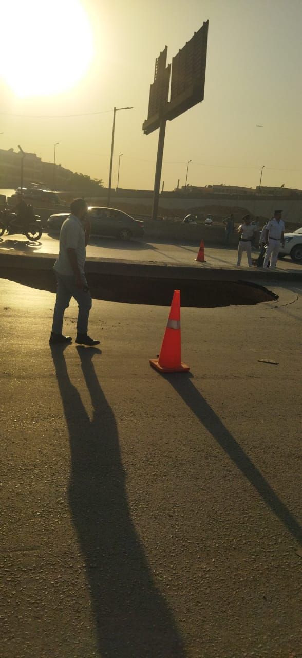 مياه القاهرة تواصل إصلاح خط رئيسي تسبب فى هبوط أرضى بمحور الأوتوستراد (صور)