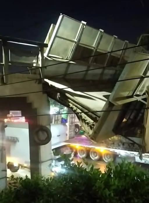 سقوط جزئى لكوبرى مشاة بطوخ بعد اصطدام سيارة نقل به على الطريق الزراعى.. صور