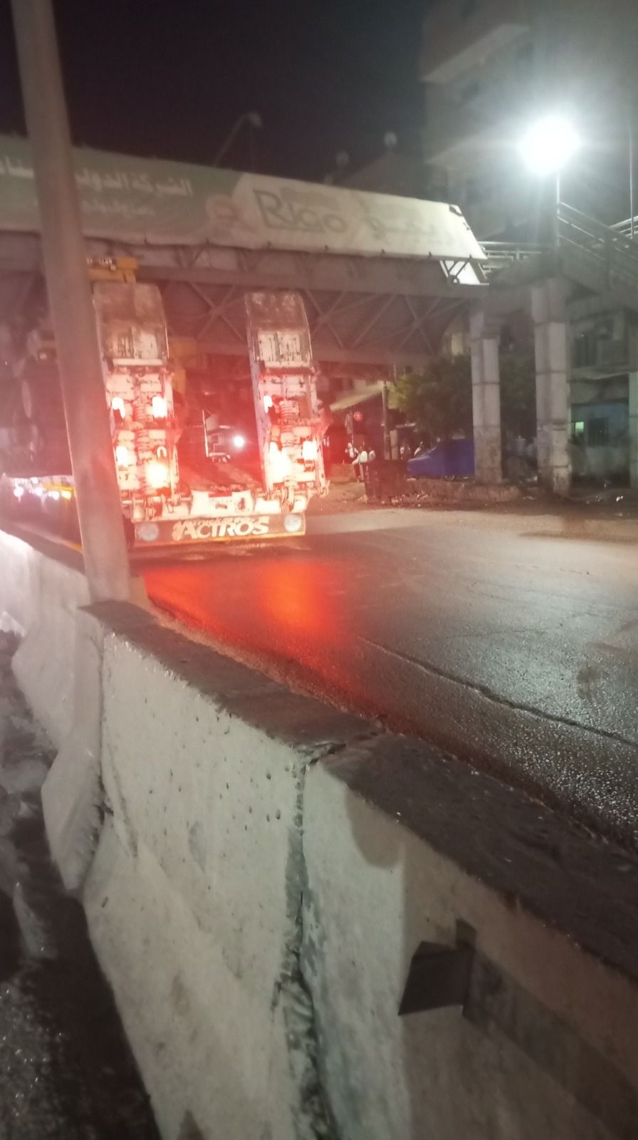 سقوط جزئى لكوبرى مشاة بطوخ بعد اصطدام سيارة نقل به على الطريق الزراعى.. صور