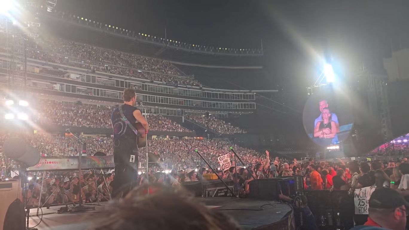 فضيحة مدوية… حفل كولدبلاي يكشف خيانة رئيس تنفيذي لشركة تكنولوجيا لزوجته على الهواء مباشرة