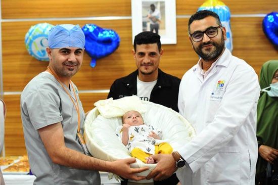 قصة نجاح نادرة.. مستشفى الناس تحتفل بـ«سبوع» الطفل يحيي بعد ولادته بمعجزة إلهية