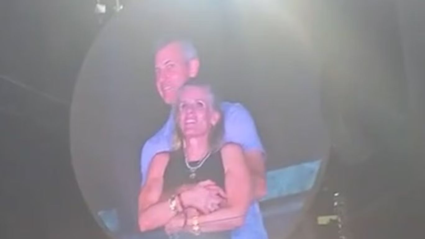 فضيحة مدوية… حفل كولدبلاي يكشف خيانة رئيس تنفيذي لشركة تكنولوجيا لزوجته على الهواء مباشرة