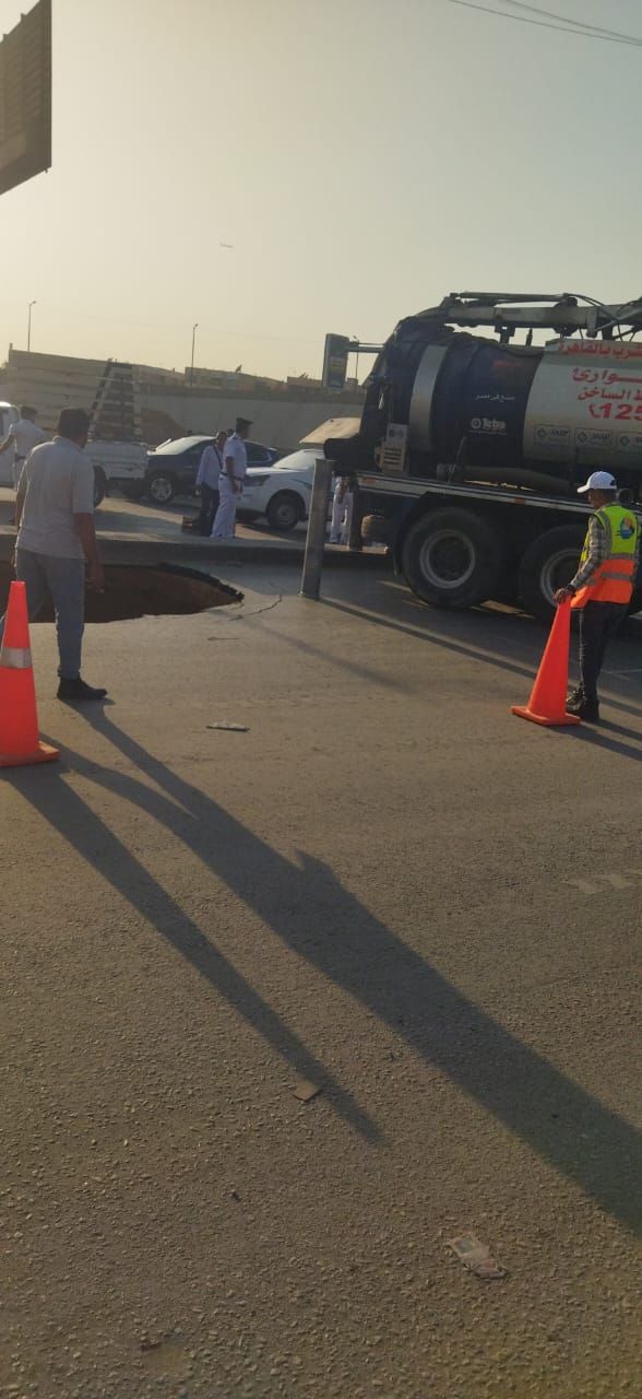 مياه القاهرة تواصل إصلاح خط رئيسي تسبب فى هبوط أرضى بمحور الأوتوستراد (صور)