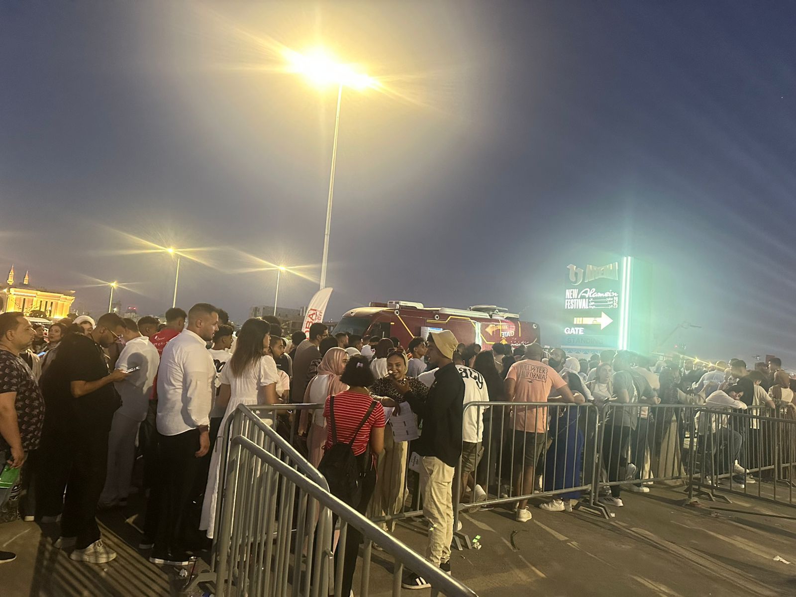 توافد الجمهور على بوابات الدخول قبل حفل أنغام بمهرجان العلمين (صور)