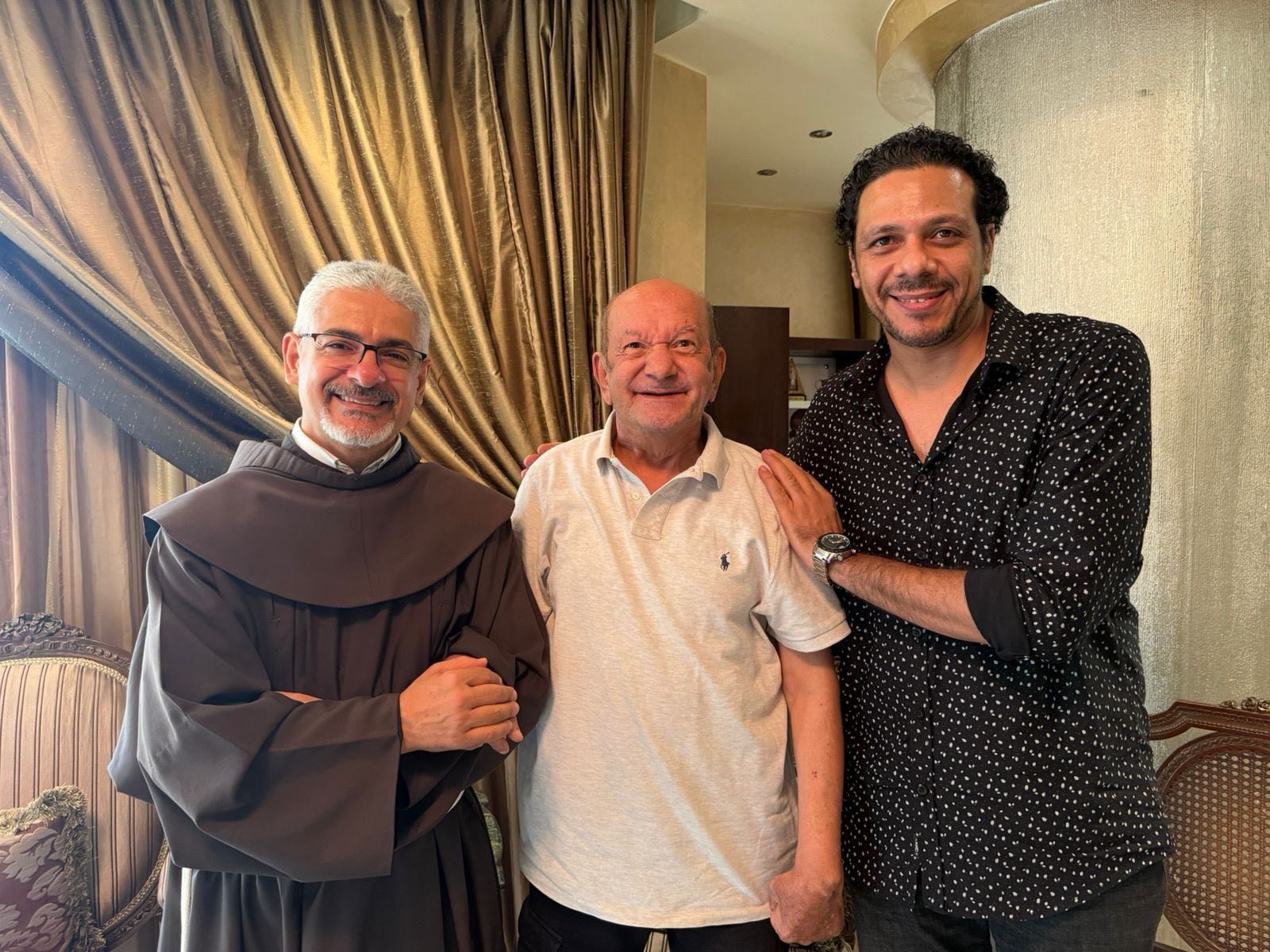 ابنة لطفى لبيب تطمئن الجمهور على صحته والأب بطرس وحمزة العيلى أول الزائرين