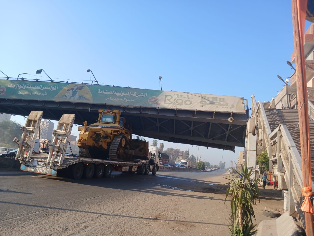 وزارة النقل: اصطدام تريلا بكوبرى مشاه بالطريق الزراعى دون إصابات