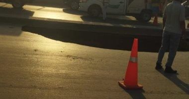 الدفع بفرق الطوارئ ومعدات لإصلاح هبوط أرضى بمحور الأوتوستراد