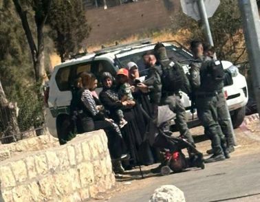 إسرائيل تحتجز عدداً من النساء وأطفالهن فى حى الشيخ جراح بمدينة القدس