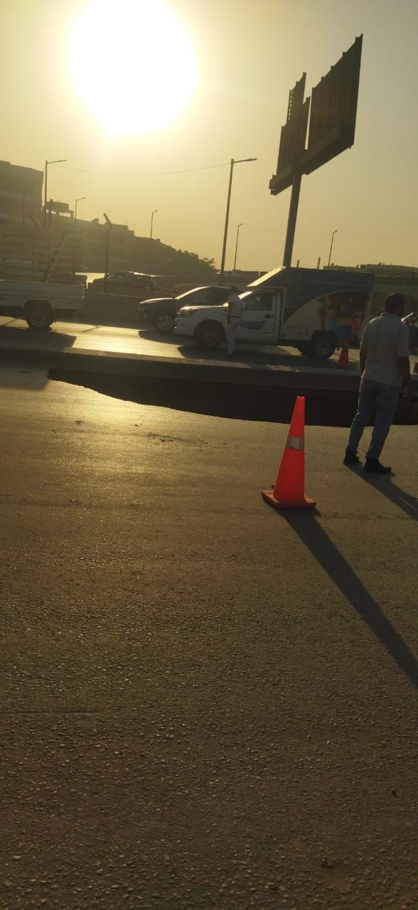 مياه القاهرة تواصل إصلاح خط رئيسي تسبب فى هبوط أرضى بمحور الأوتوستراد (صور)