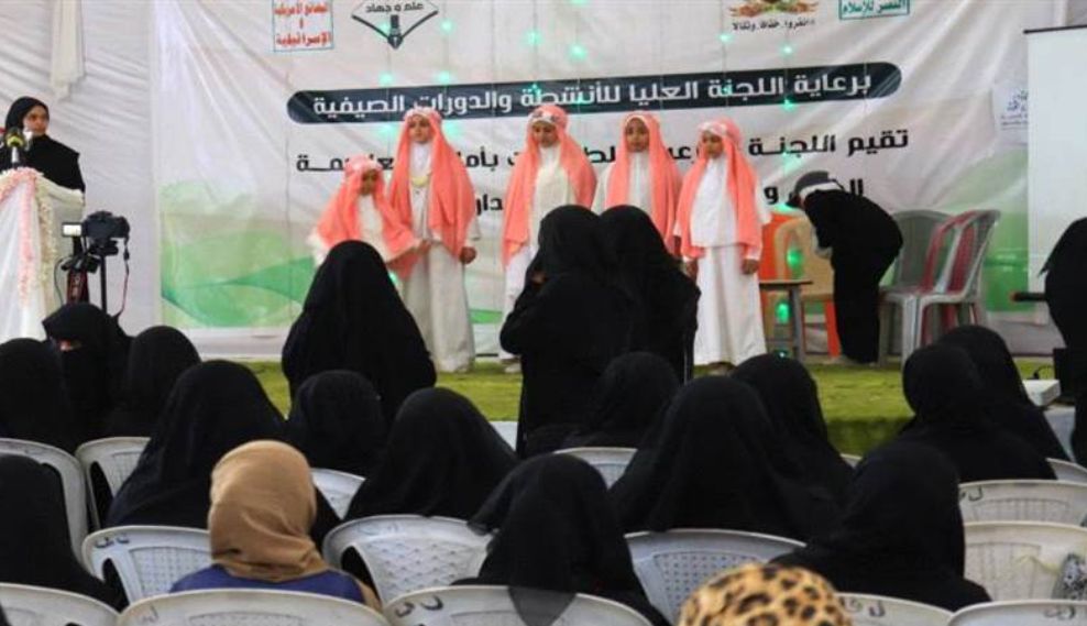 الشادور الإيراني يُشعل الغضب في صنعاء ومليشيات الحوثي تفرضه على الطالبات بالقوة.. فما هو؟