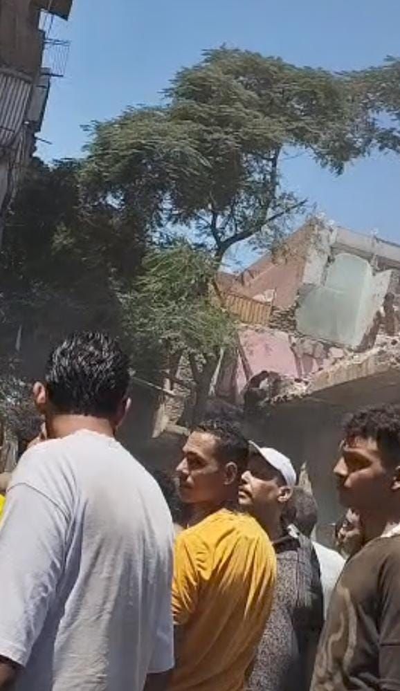 استكمال عمليات البحث عن مفقودين بعقار شبرا المنهار