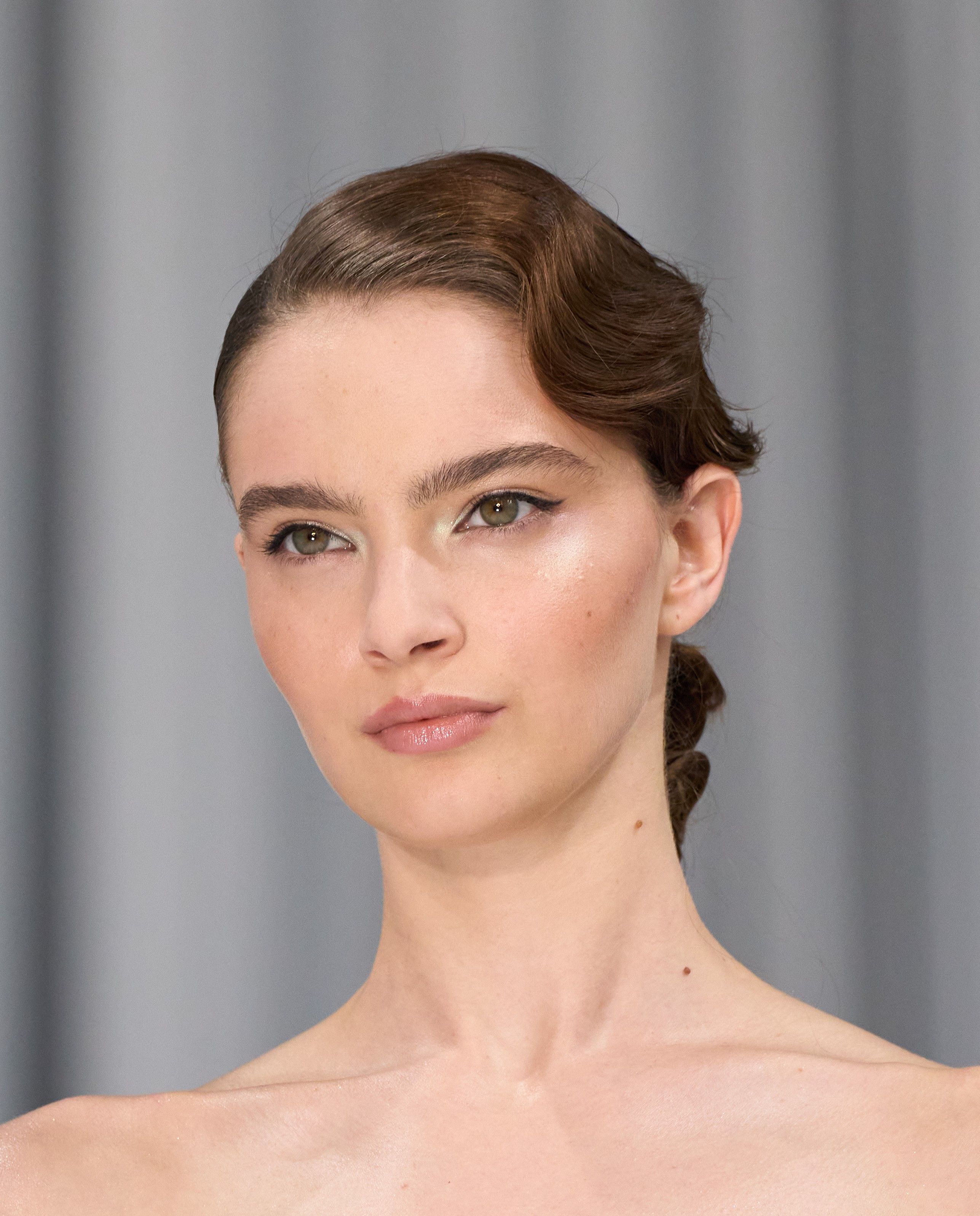 طريقة رسم الحواجب العريضة والطبيعية.. الموضة الأبرز في عالم الجمال