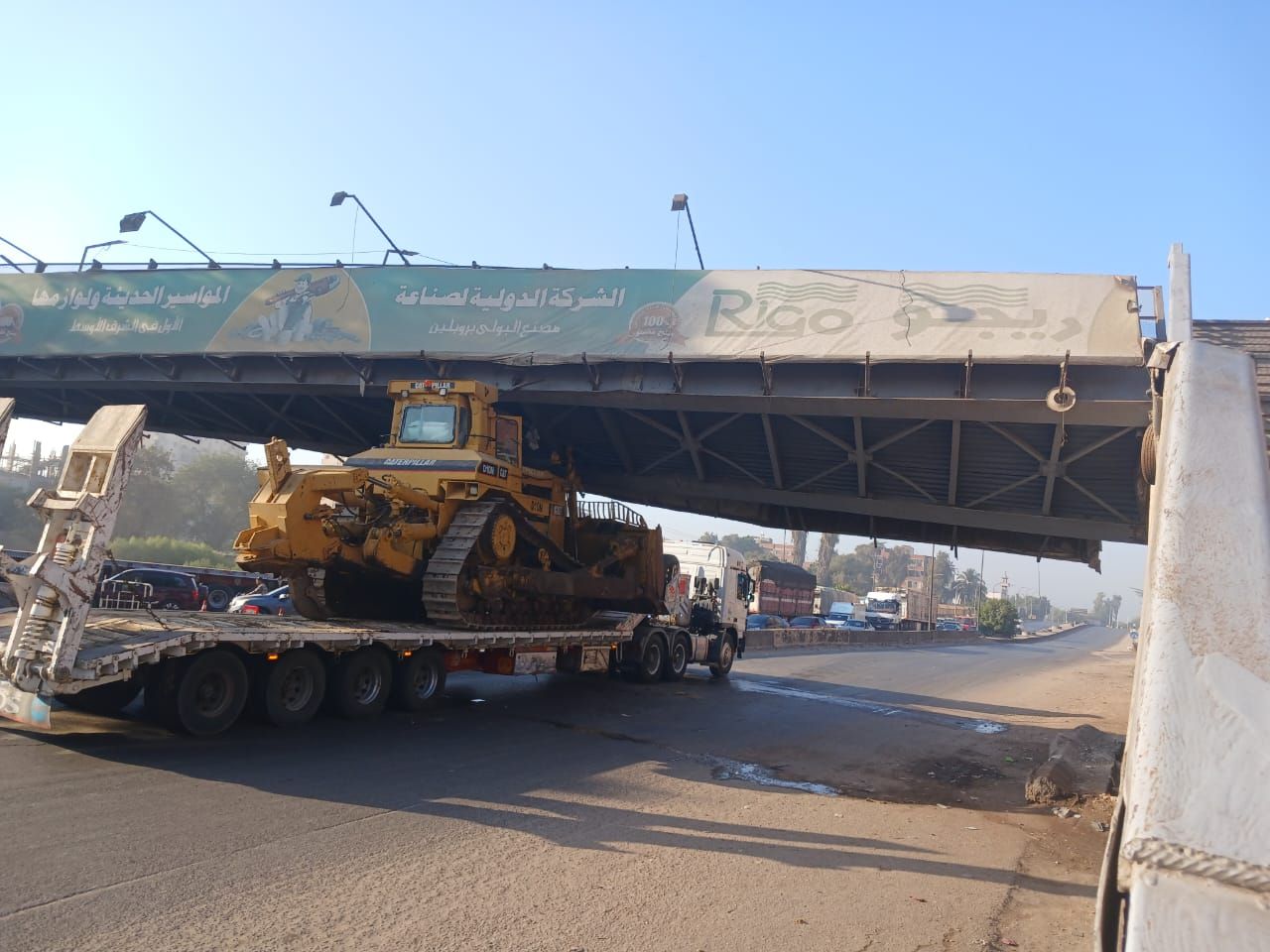 وزارة النقل: اصطدام تريلا بكوبرى مشاه بالطريق الزراعى دون إصابات