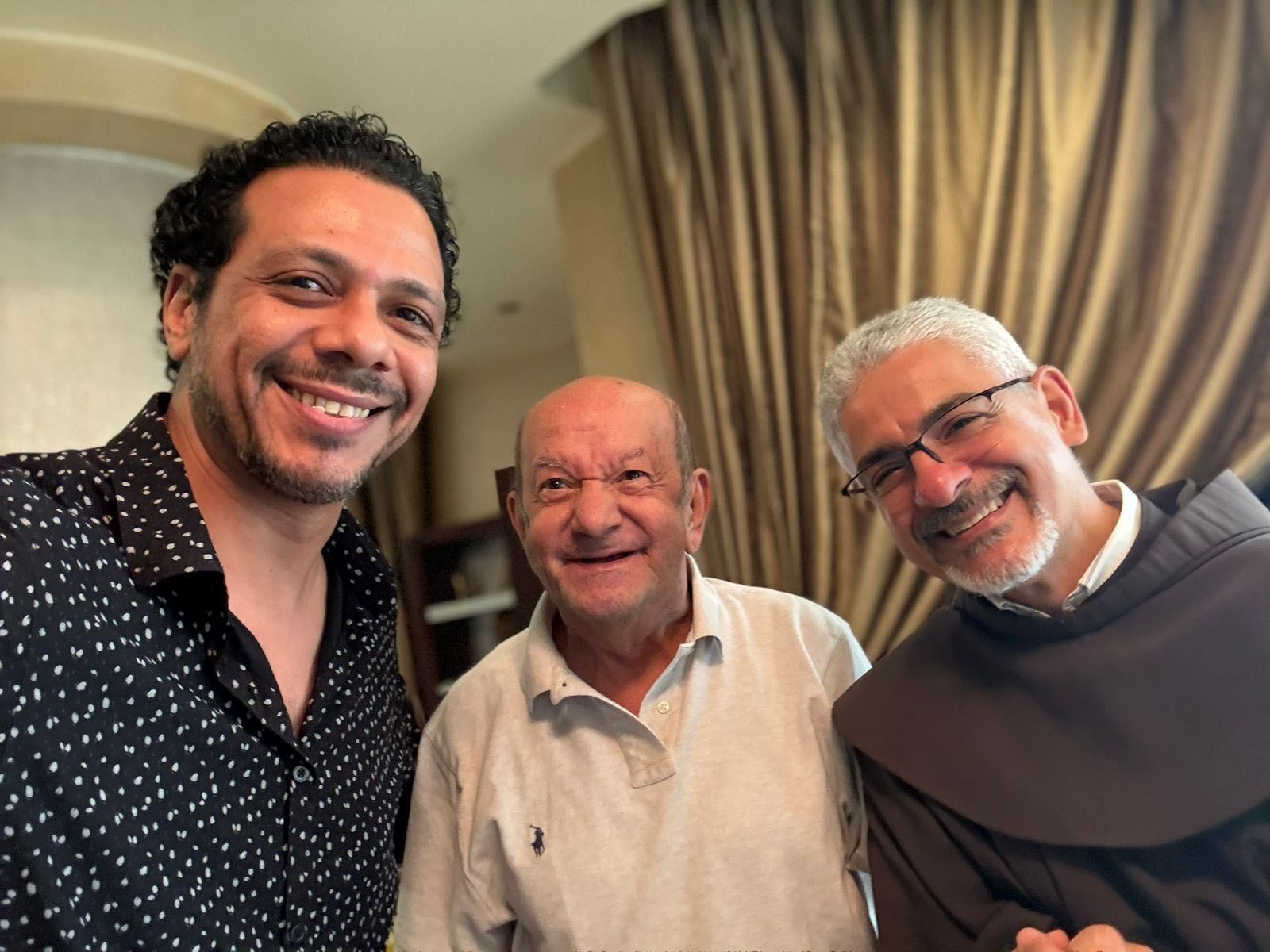 ابنة لطفى لبيب تطمئن الجمهور على صحته والأب بطرس وحمزة العيلى أول الزائرين