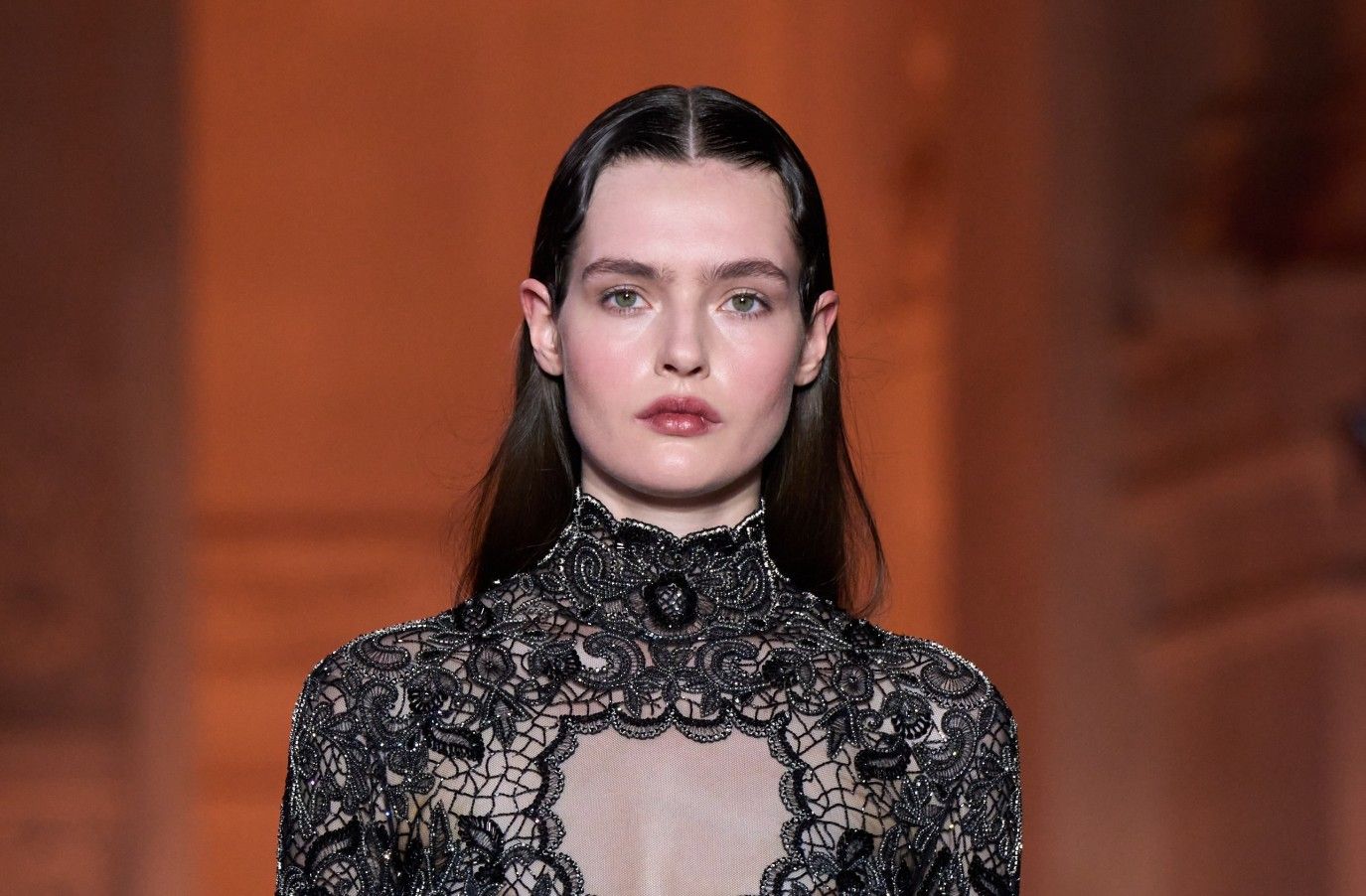 طريقة رسم الحواجب العريضة والطبيعية.. الموضة الأبرز في عالم الجمال