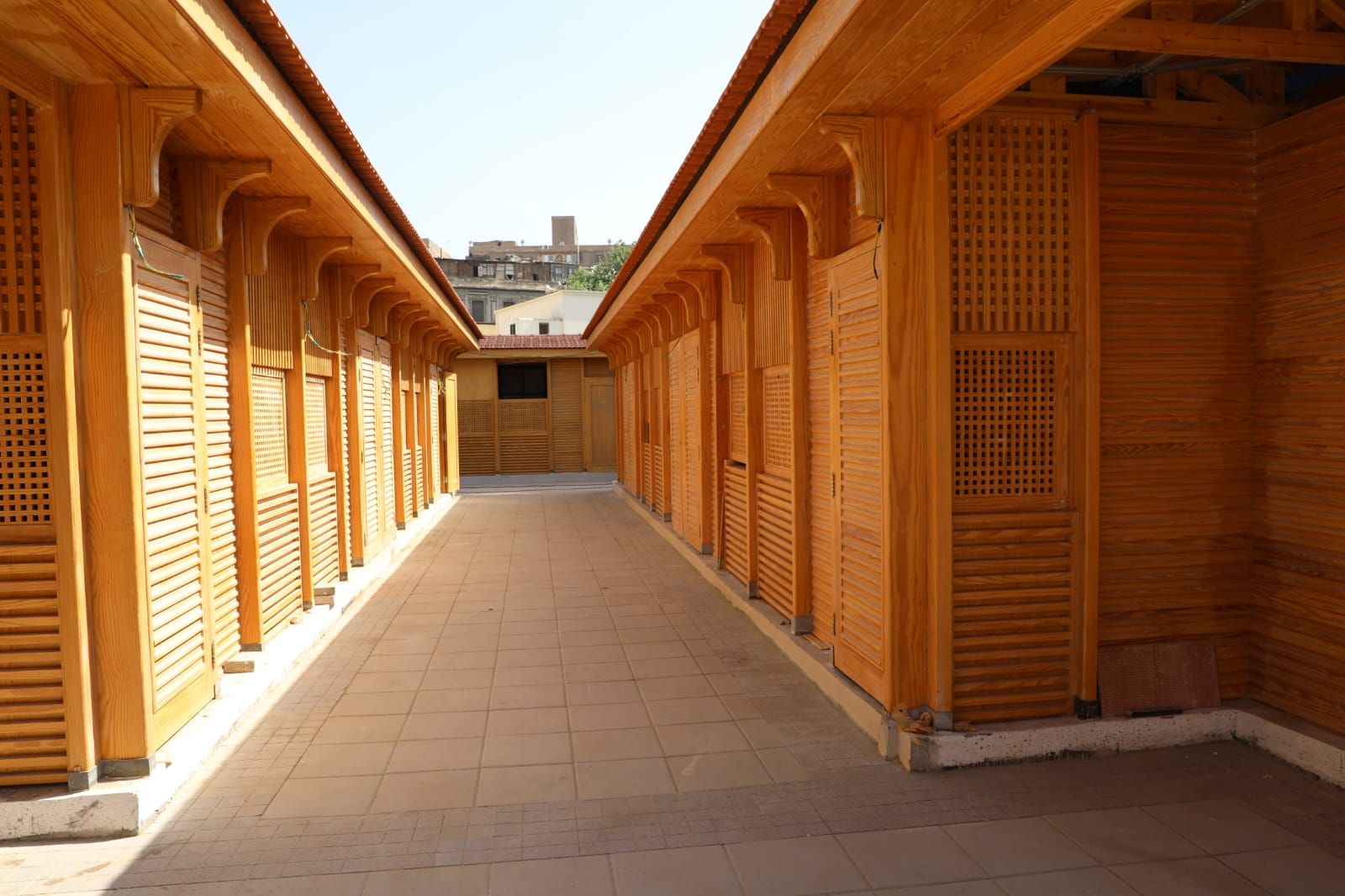 محافظ القاهرة يعلن بدء تسكين مكتبات سور الأزبكية الجديد.. صور