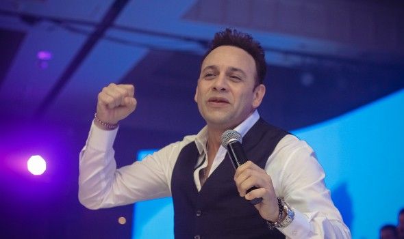 مصطفى قمر يشيد بـألبوم عمرو دياب الجديد طبعًا بتقولهالي