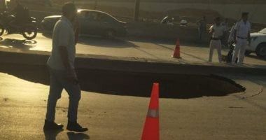 استمرار إصلاح كسر خط مياه لإعادة الحركة المرورية لمحور الأوتوستراد