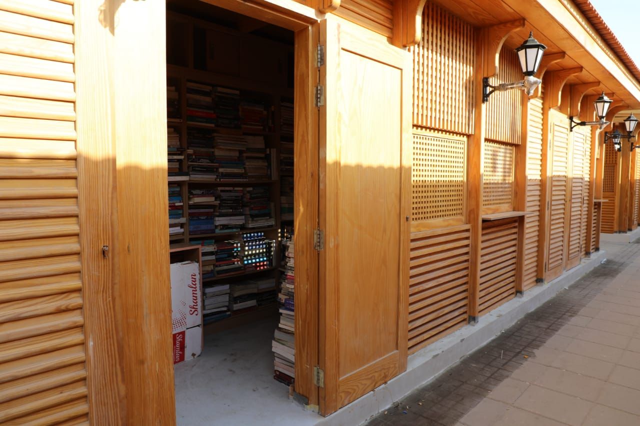 محافظ القاهرة يعلن بدء تسكين مكتبات سور الأزبكية الجديد.. صور