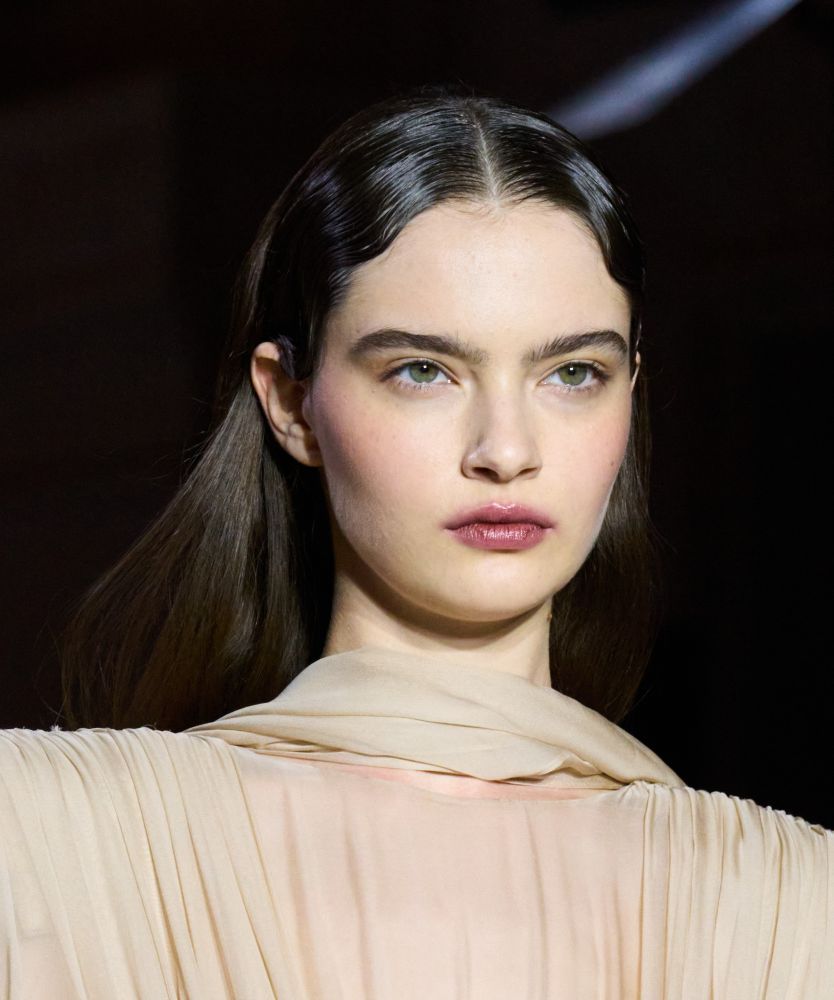 طريقة رسم الحواجب العريضة والطبيعية.. الموضة الأبرز في عالم الجمال