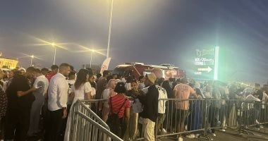 توافد الجمهور على بوابات الدخول قبل حفل أنغام بمهرجان العلمين (صور)